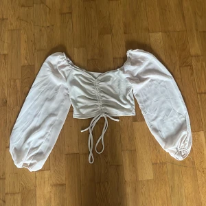 Vit croppad blus med puffärmar från SHEIN - Supersnygg vit blus från SHEIN i storlek S. Croppad modell med långa puffärmar i tunt tyg och ribbad kropp. Ärmarna kan åka ner lite grann vid axlarna men toppen stannar oavsett vad på, tvättas och stryks innan jag skickar!☺️