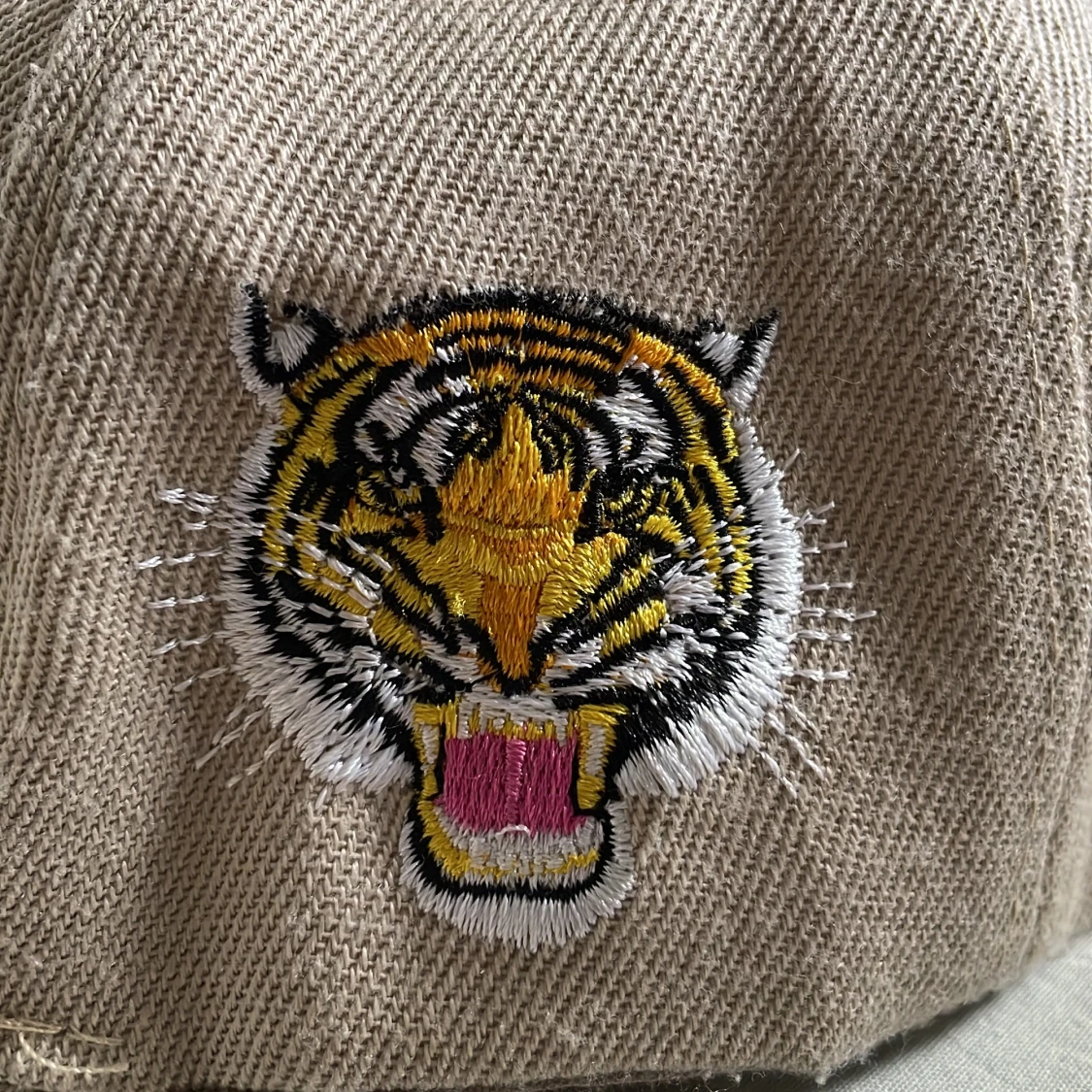 Beige keps med broderad  - 2