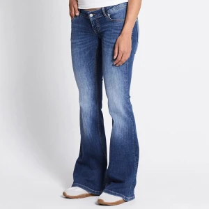 Nya! Super lågmidjade flare modell blaze  - Nya med prislapp 🌸Säljer ett par blå jeans från 157 Blaze i modellen 'Super Low Rise Flare Leg'. De har låg midja, utsvängda ben och klassisk femficksdesign. Jeansen är i full längd och har snygga slitningar framtill för en cool look. Perfekt för dig som gillar retrovibbar och statement-jeans.