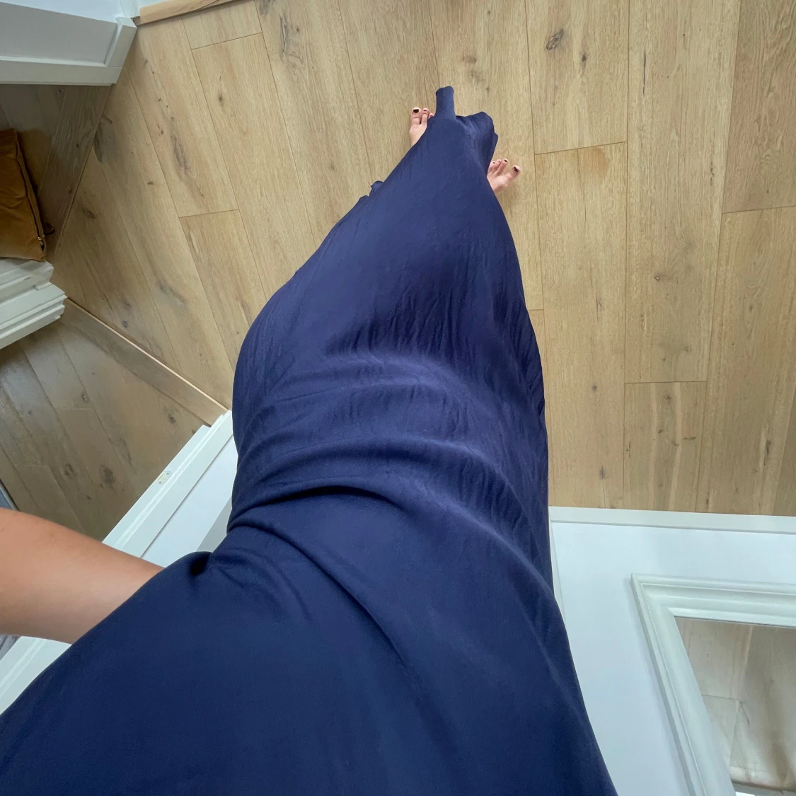 Marinblå långklänning med smala axelband - 2