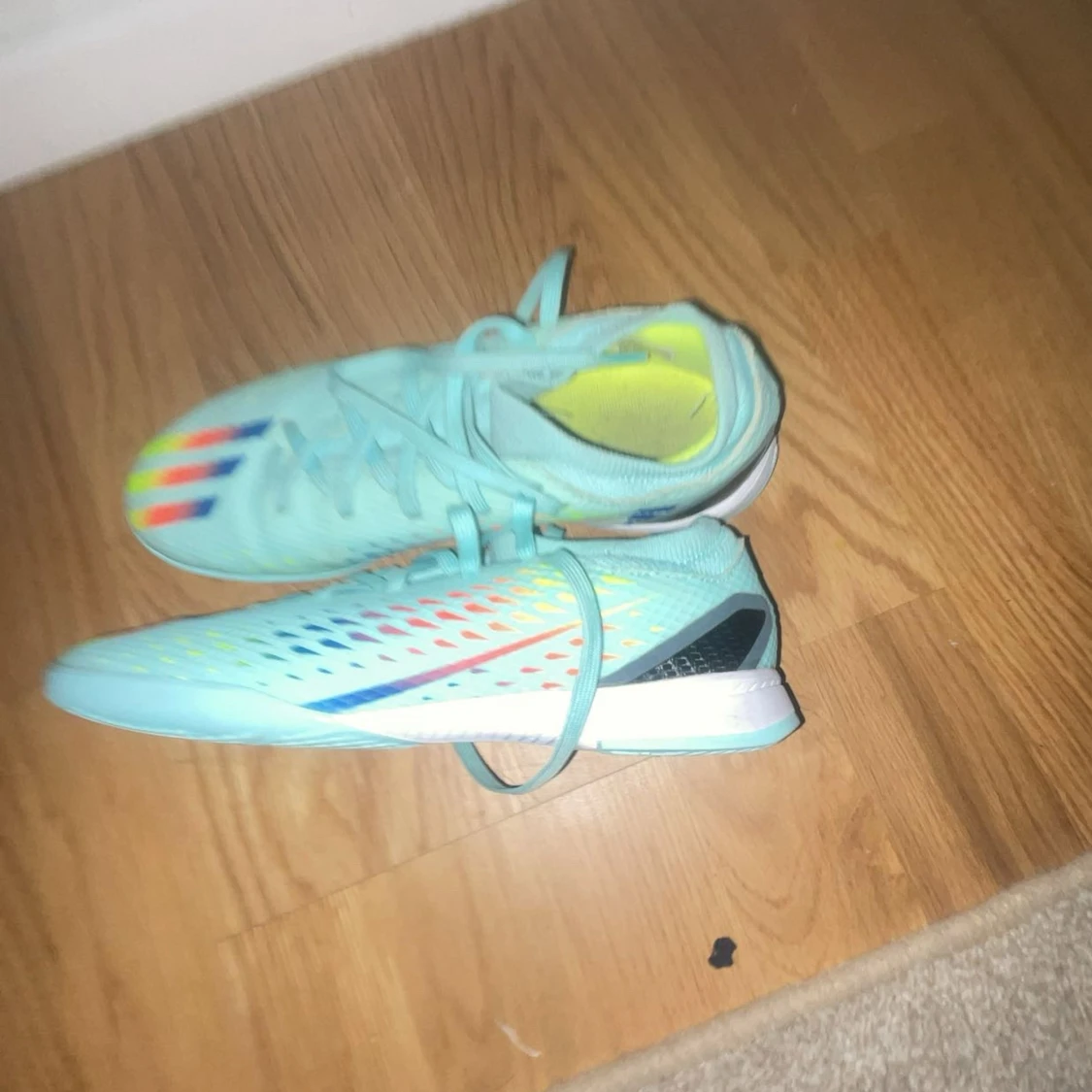 Adidas ljusblå fotbollsskor med färgglada detaljer - 1