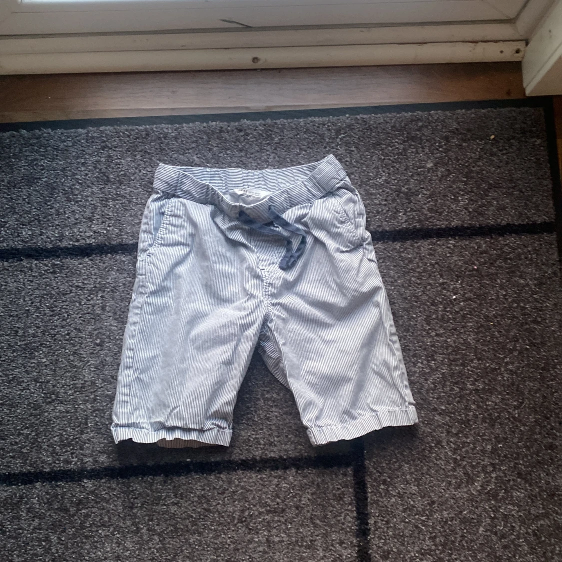 Randiga blå shorts från H&M