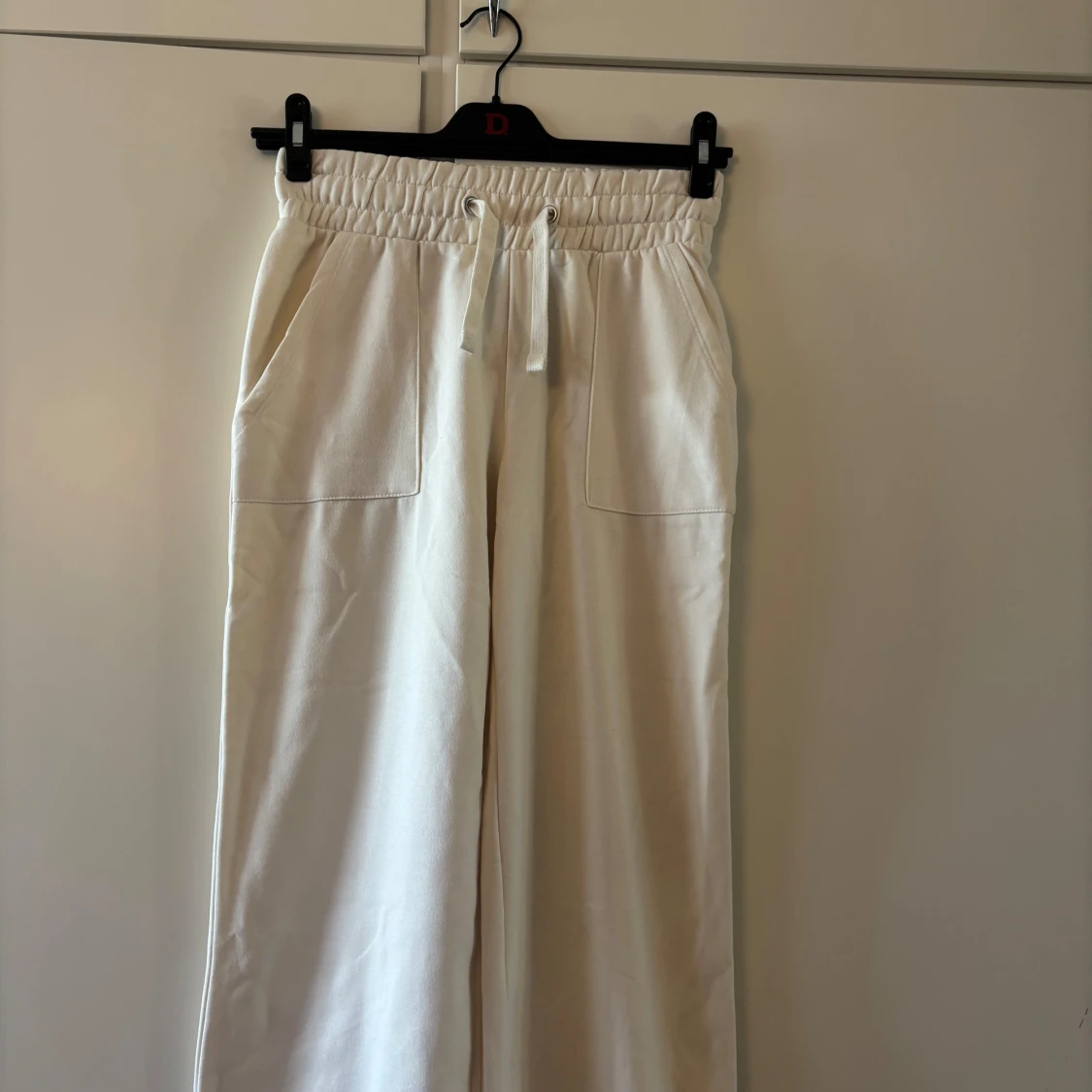 Beige mjukisbyxor med snörning - 1