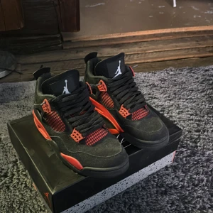 Nike Air Jordan 4 svart/röd sneakers - Nike Air Jordan 4 red thunder, storlek 40,5, skick 9/10, skadad box medföljer 