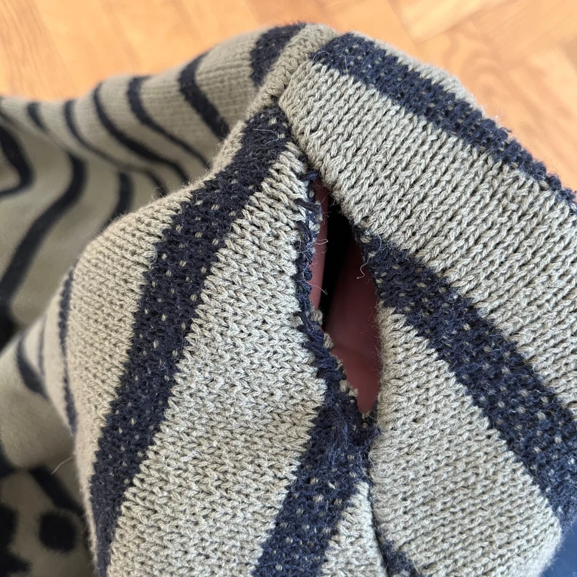 Randig stickad tröja med tryck - 3