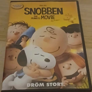Snobben: The Peanuts Movie DVD, Svenskt tal - Snobben: The Peanuts Movie – Svenskt tal, filmklassiker på DVD  Beskrivning: Nu har du chansen att förvärva Snobben: The Peanuts Movie, det charmiga animerade äventyret från 2015 med vår favoritbeagle och Hans vän Karl. En varm, humoristisk och nostalgisk familjefilm—perfekt för både gamla fans och nya generationer!    Information:  Språk: Svenska (svenskt tal eller text medföljer)    Genre: Animerad familjefilm, Komedi, Äventyr    Speltid: ca 1 tim 32 min    Skick: Mycket bra