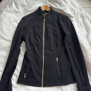Lululemon gold - Storlek 8 Lululemon gold sipper Säljer pga för stor för mig tyvärr, En jättefin träning/vardags jacka!  Denna är aldrig tränad i