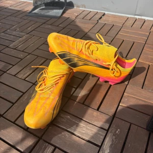 Puma ultra fotbollskor - Puma ultra fotbollsskor i mycket fint skick, har använt några enstaka gånger men passformen är inte för mig. Riktigt lätta och sköna skor egentligen dock. Storlek 44,5 och det är bästa/ dyraste modellen. Nypris 2400! Hör av dig!