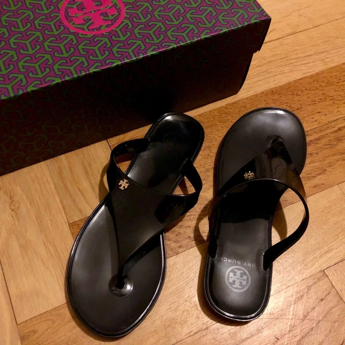 Svarta sandaler / flip-flops från Tory Burch