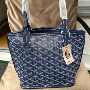 Totebag väska - Marinblå tote väska i storlek S. Dustbag & plånbok medföljer. REA 329:- (mitt förra pris 500kr) FRI FRAKT JUST NU