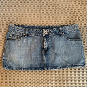 Jenas kjol - 44cm i midjan & 28 lång🥰 säljer pga passar inte mig.