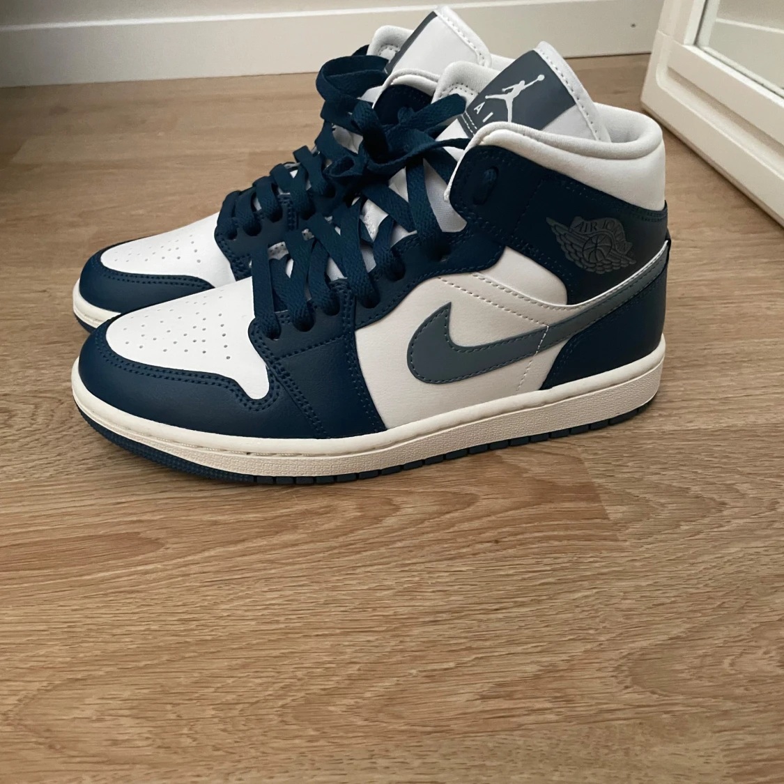 Nike Air Jordan 1 Mid marinblå/vit