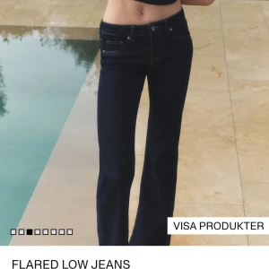 Mörkblå bootcut lågmidjade jeans - Mörkblåa lågmidjade utsvängda jeans, från hm. 
