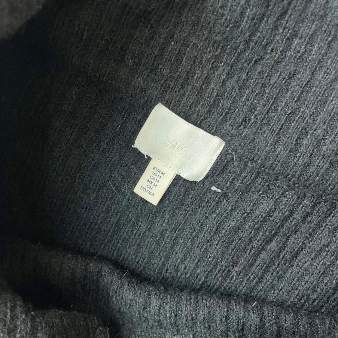 Svart ribbstickad offshoulder tröja från H&M - 1