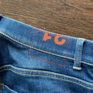 Dondup George - Snygga blå jeans från dondup i skinny fit-modell. Klassisk femficksdesign med kontrastsömmar och en cool detalj med röd tryckt logga på linningen. Jeansen är tillverkade i jeansmaterial och har en smal passform som sitter tajt längs benen.