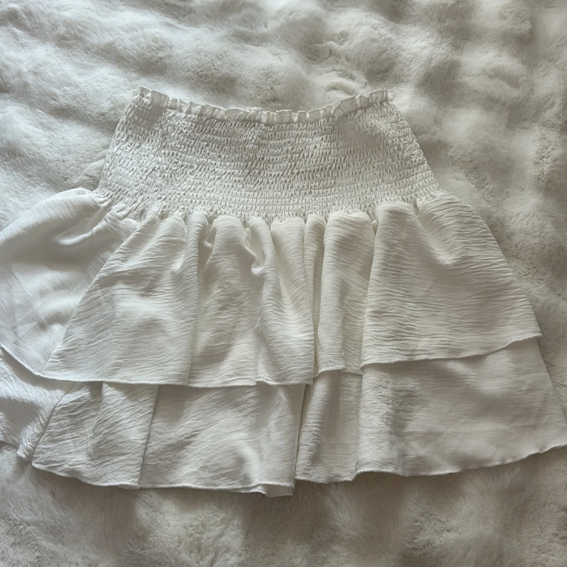 Vit volangkjol med smock - 1