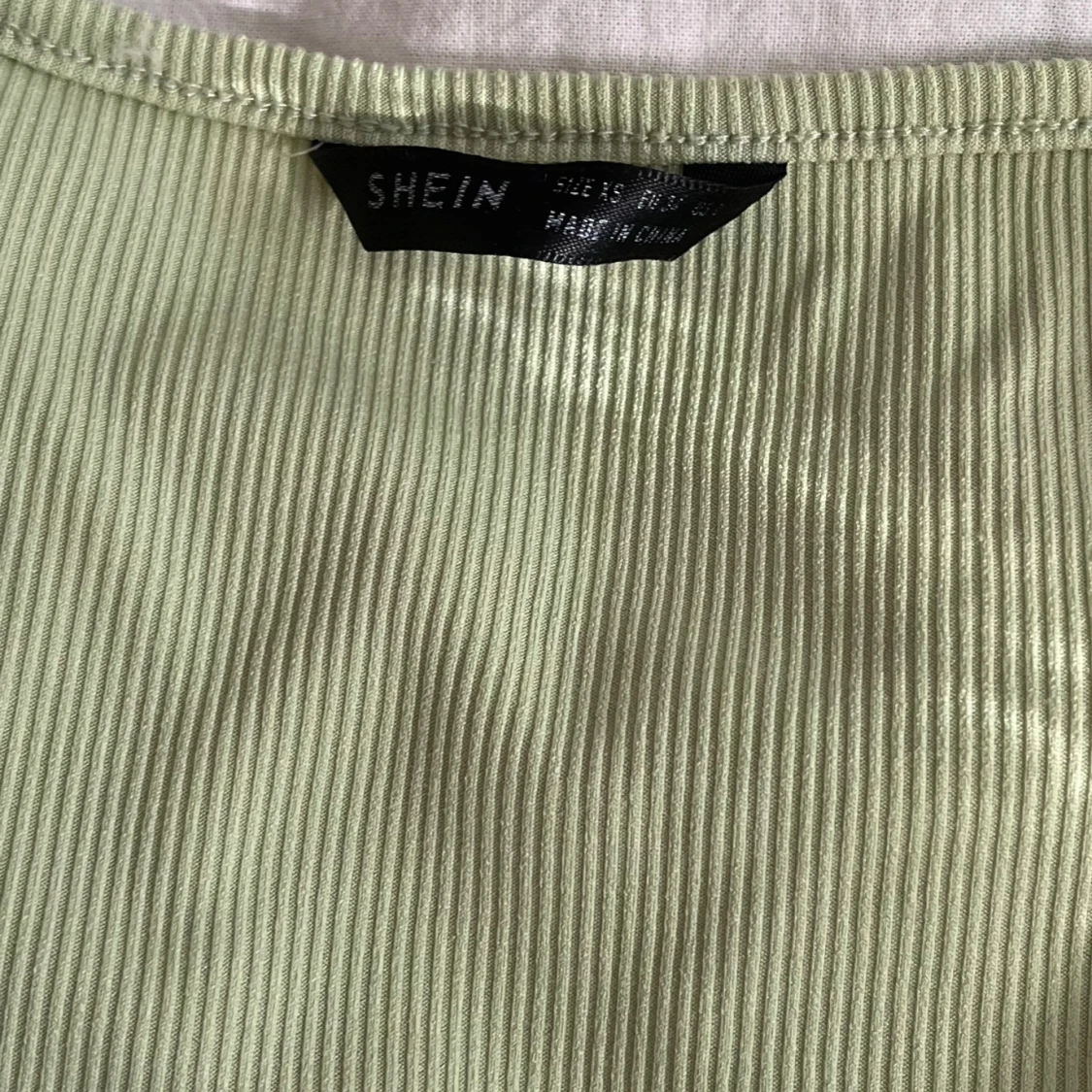 Ljusgrön croppad topp med knytning - 4