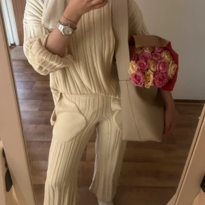 Yellow set  - Säljer ett par ribbstickade byxor i mjuk beige ton. Byxorna har breda ben, stora rundade fickor framtill och en skön loose passform. Perfekta för chill dagar och har en riktigt cozy vibe. Materialet är stickat och känns riktigt mjukt mot huden.Sold with the top