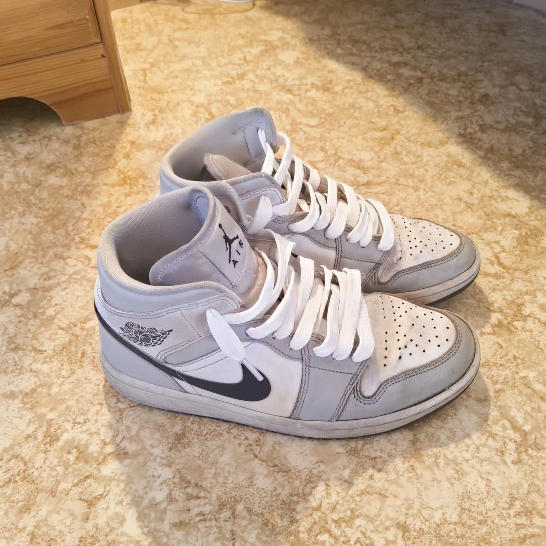 Nike Air Jordan 1 grå och vita sneakers - 1