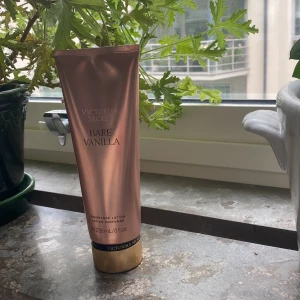 Victoria’s Secret body lotion - En ÄKTA body lotion ifrån Victoria’s Secret. Köpt i USA Sommarn 2025. Öppnad men inte använd. 236 ml håller superlänge. Ord pris 300