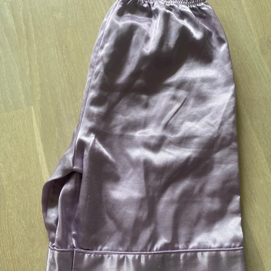 Ljuslila satinpyjamas - 1