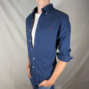 Ralph Lauren Skjorta - Hej säljer nu min fina Ralph Lauren skjorta i storlek M. Den är i ny skick och kommer vara super snygg vid skolstart. Nypris ca 1600kr!