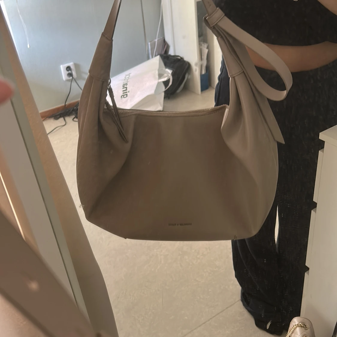 Beige axelväska från Charles & Keith - 1