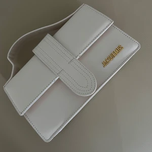 Vit väska  - Vit väska oanvänd 300kr 