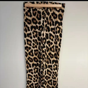 Leopardmönstrade byxor från H&M - Storlek S. För långa på mig så ej användna💗