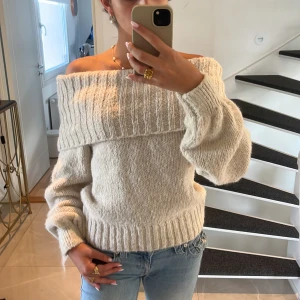 Vit Stickad Off Shoulder Top - Super gosig stickad vit off shoulder topp! Använd ett få antal gånger. Perfekt nu till hösten. 🍂 
