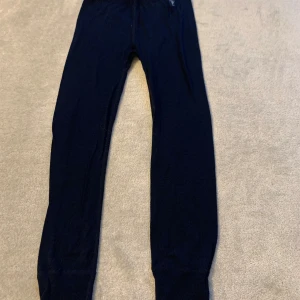 Mörkblå leggings - Snygga mörkblå leggings perfekta för en avslappnad stil. De är tillverkade i ett mjukt och stretchigt material som ger en bekväm passform. Perfekta för både träning och vardag.