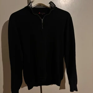 Dressmann halfzip - Halfzip från dressman i strl L(passar M) 7/10 skick. Hör av er vid funderingar. Ej öppet köp.