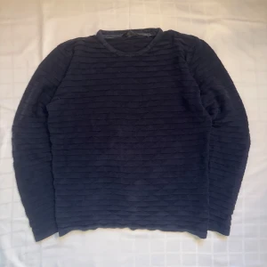 Mörkblå tröja från Solid - Säljer en mörkblå tröja från Solid i storlek L. Tröjan är tillverkad av 100% bomull och har ett diskret mönster med horisontella ränder. Perfekt för en stilren och bekväm look.