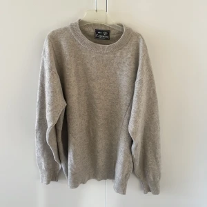 Grå kashmirtröja - Säljer en lyxig och mjuk grå cashmere crewneck i 100% kashmir från Zweifädig. Tröjan har en klassisk rund hals och långa ärmar, perfekt för kyliga dagar. Den neutrala färgen gör den lätt att matcha med olika outfits. Ett måste för garderoben! Kom privat vid frågor eller funderingar. 