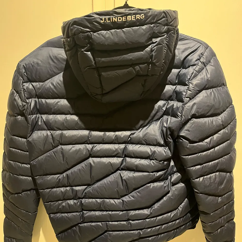 Jag säljer min jacka då jag växt ur den. Det är väldigt bra passform på den och den är i bra skick! Perfekt för våren! . Takit.