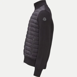Moncler cardigan - Snygg svart dunväst med dragkedja och ribbade ärmar. Perfekt för lager-på-lager under kyliga dagar. Västen har en quiltad design och en hög krage för extra värme. 