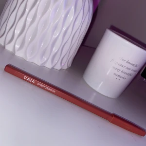 Läpppenna från CAIA - Använder inte längre, har vässat den ungefär 2 gånger så mycket kvar!