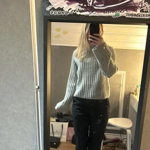 Grå ribbad stickad tröja - Säljer en stilren grå stickad tröja med ribbad struktur. Tröjan har långa ärmar och en bekväm passform, perfekt för kyligare dagar. Ett mångsidigt plagg som passar till det mesta i garderoben. Nästan aldrig använd 