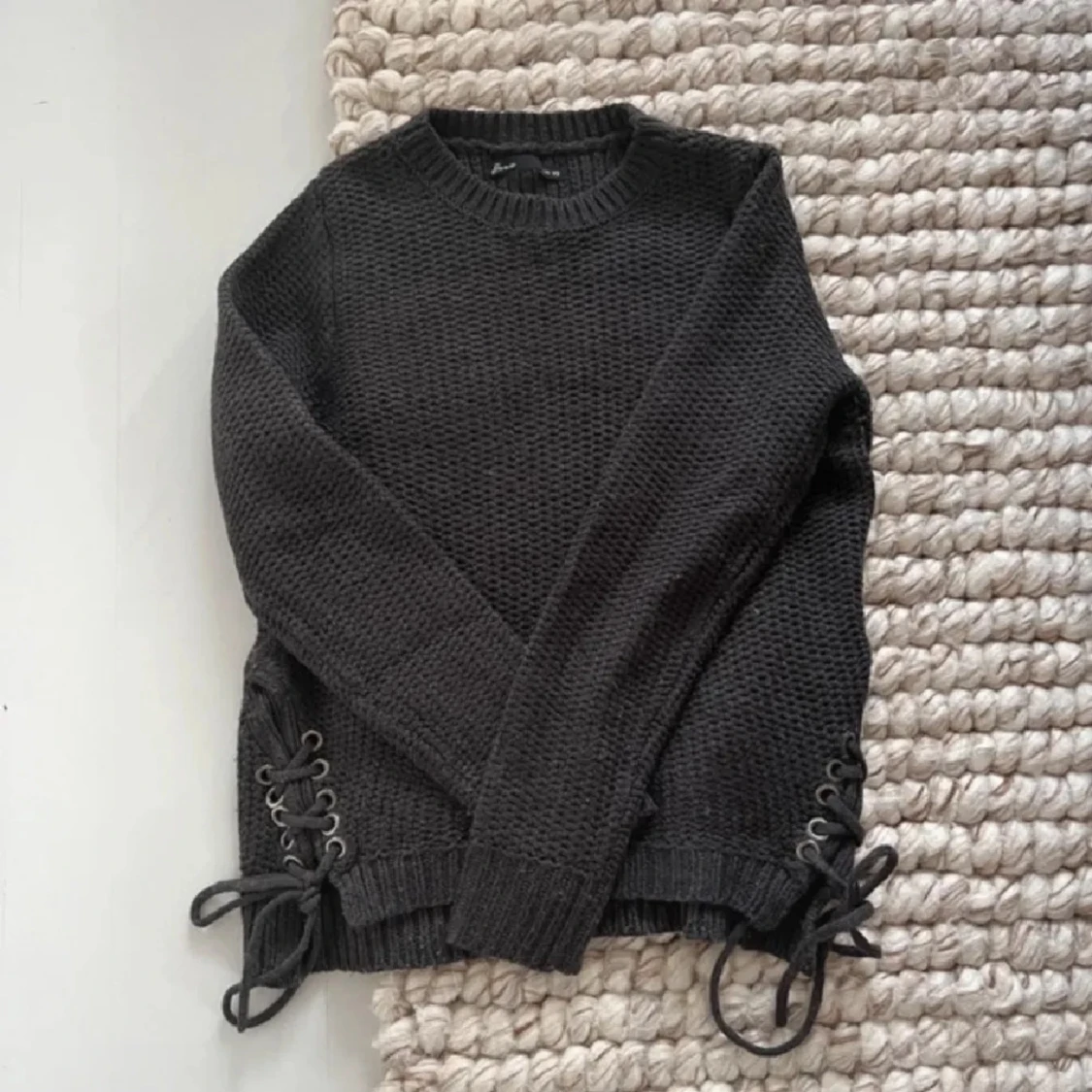 Mörkgrå stickad tröja med snörning - 1