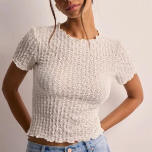 Vit ribbad topp - Säljer en söt vit ribbad topp med korta ärmar. Använd endast en gång,inga defekter förekommer💕