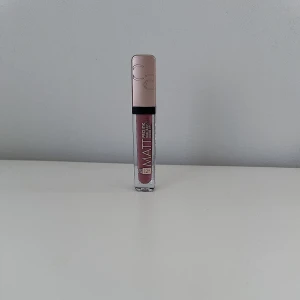 Catrice Liquid Lipstick 💜🩷 - Helt nytt lila matt Catrice PEOINK NON-TRANSFER LST UP TO 12H Liquid Lipstick i färgen ”060 I CHOOSE PASSION”. Nypris 70kr! FÖRST TILL KVARN!🩷💜(BUNDLERABATT VID KÖP AV FLER ARTIKLAR!)