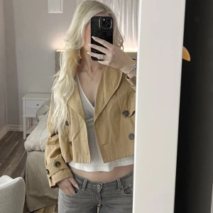 Beige trenchcoat - Beige/brun trenchcoat perfekt nu till våren/sommaren💕 Den har legat ihopvikt i min garderob och där av lite skrynklig, enkelt löst med att stryka plagget så blir det som butiksnytt. Använd endast 1 gång. 