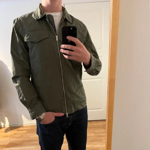 Overshirt ljusgrön - These Glory Days - Säljer denna sjukt snygga Overshirten från These Glory Days⭐️ Färgen är mörkgrön och storleken är M✅Jackan har inga defekter och skicket är utomordentligt🙌🤝 Sjukt najs passform och passar perfekt till sommaren☀️🙌 Tveka inte på att höra av er dig vid minsta fråga eller fundering😊