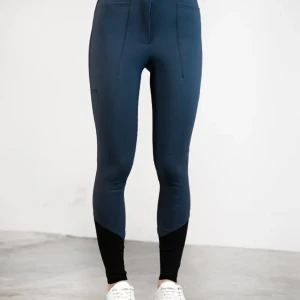 Mörkblå ridbyxor med svarta detaljer - Snygga mörkblå ridbyxor från fager, dom är i nyskick. Vann dom i en tävling men använder dom inte så mycket längre då dom är förstora så jag tänker att nån annan kan ha användning av dom. Kostar ca 1300 i nypris så tänker att jag kan sälja dom för  800kr. Kan hämtas och skickas om så önskas☺️ 