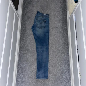 Dondup jeans  - Dondup jeans i storlek 33 i fint skick! Perfekta till sommaren, pris 599, skriv vid frågor 