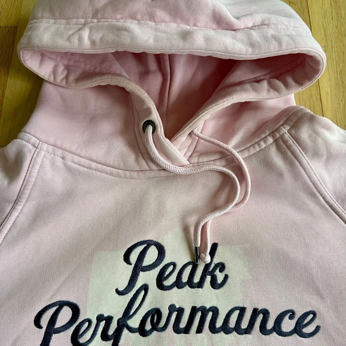 Rosa hoodie från Peak Performance - 3