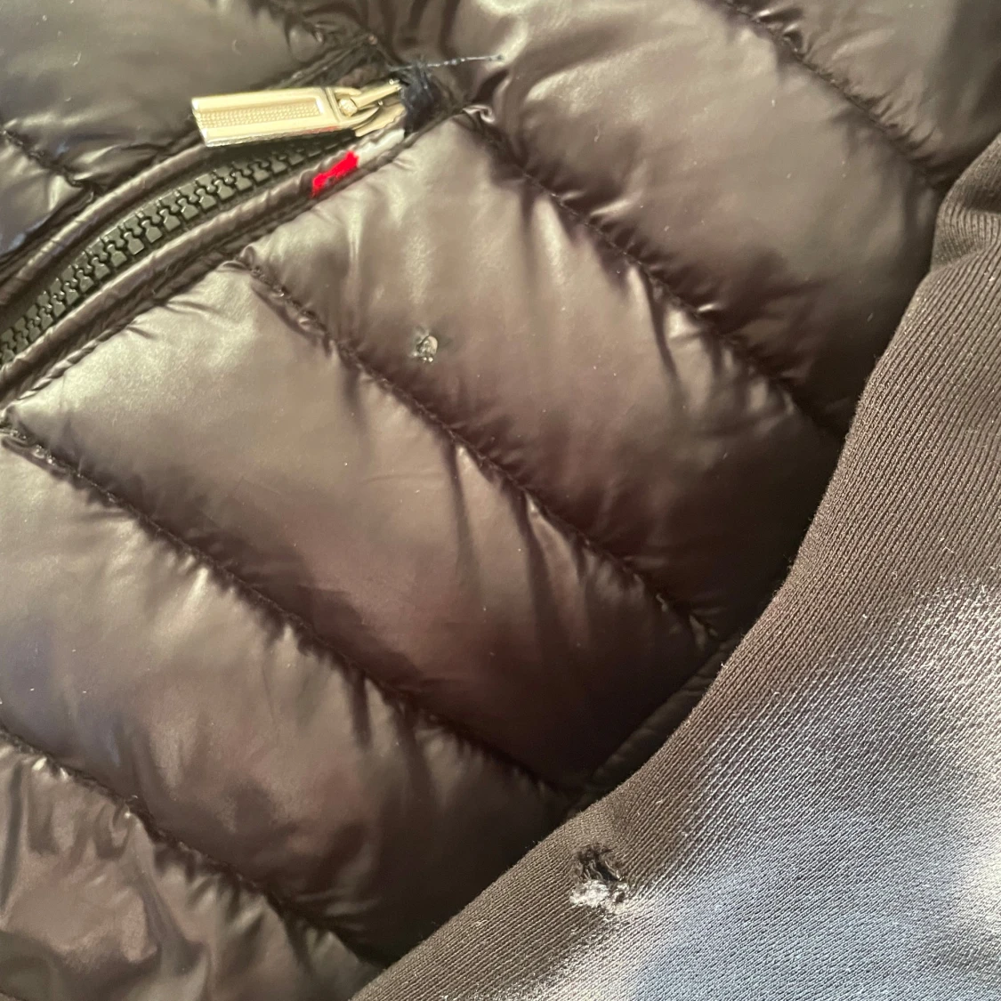 Svart jacka med huva från Moncler - 1