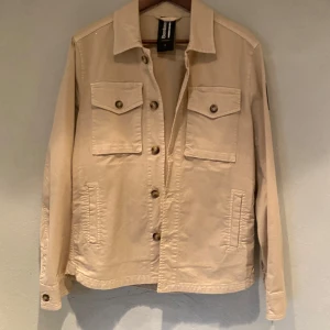 Bomboogie Overshirt - Säljer nu min Bomboggie Overshirt då jag inte använder den, helt ny och passar perfekt nu till våren och sommaren!🍃☀️ Den är i storlek Small men passar även Medium, riktigt fräsch och snygg färg. Bara att höra av er om ni har några frågor!🙌💯