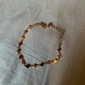 Guldarmband med geometriska länkar - Elegant guldarmband med små geometriska länkar som ger en stilren look. Perfekt för att lägga till en touch av glamour till din outfit. Armbandet har en justerbar kedja och ett säkert lås.
