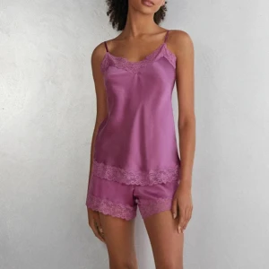 Intimissimi pyjamas set - Superfint satin pyjamas set ifrån Intimissimi, superfin lila/plommon färg med spetsdetaljer. Båda delar är i storlek S. Överdelen har justerbara axelband och underdelen har lite stretch i midjan🌟